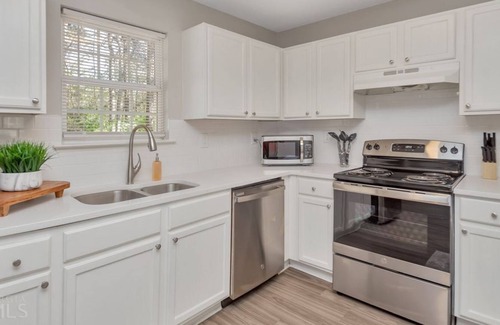 Austell House | 3 Bedroom Townhome L-554131 by Houzlet