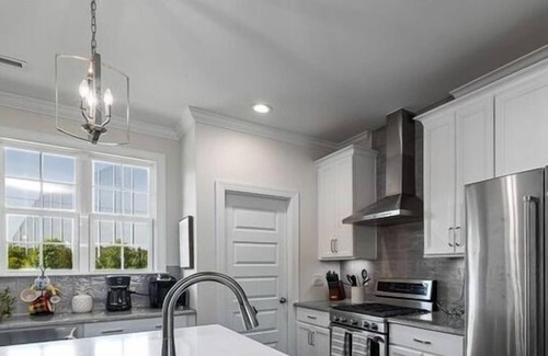 Southwest Raleigh House | 3 Bedroom Townhome L-555039 by Houzlet