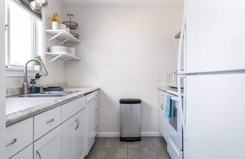 Traverse City House | 3-Bedroom Townhouse w/Garage Near TART Trail, Beach & Downtown Traverse City