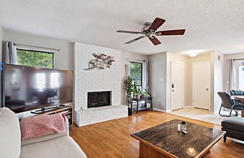 Austin House | 3 bedroom with 2 car garage close to downtown Austin and Barton Creek Greenbeltl