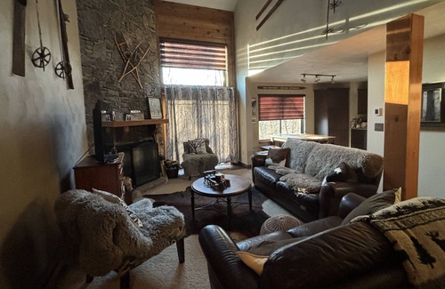Seven Springs Condo | 3 bedroom3 bath updated condo at Seven Springs Ski Resort w/Shuttle Sleeps 8