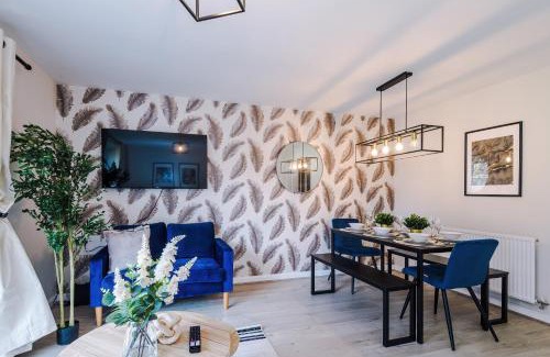 Speke House | 3 Bedrooms Driveway Walk 2 JLR Halewood Airport - 5 Beds- 3 WC-Speke Boulevard-South Liverpool-Sleeps 9 - Fully Equipped- Docks- Waterfront Bank Arena Liverpool by Arz Stays