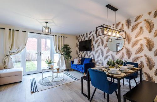 Speke House | 3 Bedrooms Driveway Walk 2 JLR Halewood Airport - 5 Beds- 3 WC-Speke Boulevard-South Liverpool-Sleeps 9 - Fully Equipped- Docks- Waterfront Bank Arena Liverpool by Arz Stays