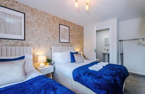 Speke House | 3 Bedrooms Driveway Walk 2 JLR Halewood Airport - 5 Beds- 3 WC-Speke Boulevard-South Liverpool-Sleeps 9 - Fully Equipped- Docks- Waterfront Bank Arena Liverpool by Arz Stays