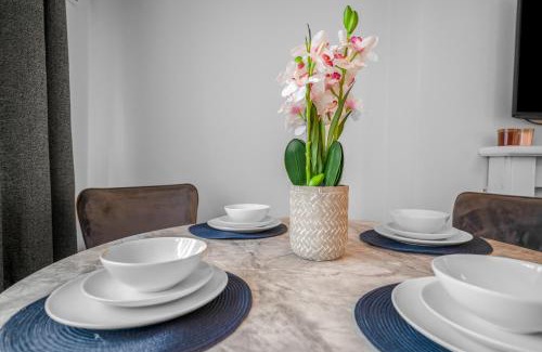 Motherwell Apartment | 3 Bedrooms Homely House in Motherwell Sleeps 8 comfortably with 6 double beds Near Glasgow Edinburgh Free Private Parking Business Travellers Contractors Holiday Goers Near all Major transport links