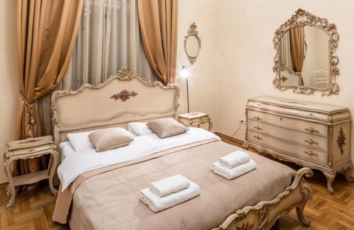 Lviv City Center Apartment | 3 bedrooms Royal Italian style in an Austrian building, parking, balcony