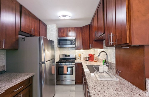 Waikiki Condo | 3 Beds 2 Bath 2 Lanai + Free Parking, 2 minutes walk to Beach