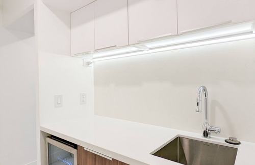 Waikiki Condo | 3 Beds 2 Bath 2 Lanai + Free Parking, 2 minutes walk to Beach