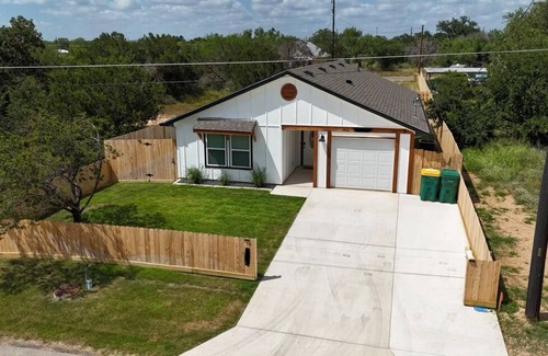 Granite Shoals House | 3 blocks away from lake LBJ + onsite boat parking