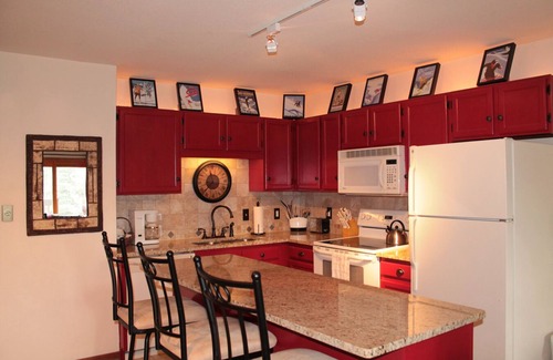 Silverthorne Condo | 3 BR/2.5 BA Silverthorne Condo - Sleeps 8-10 CLOSE TO ALL THE SUMMIT RESORTS!