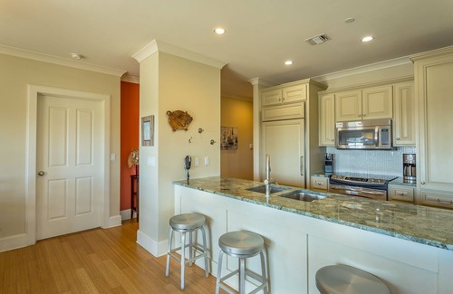 East End Condo | 3 BR 2 Bath Condo located in the town center - walk to shops and restaurants!