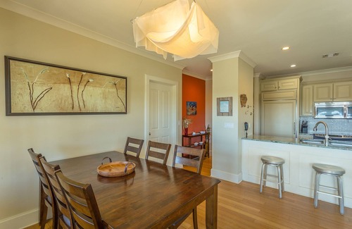 East End Condo | 3 BR 2 Bath Condo located in the town center - walk to shops and restaurants!