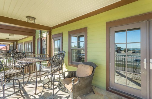East End Condo | 3 BR 2 Bath Condo located in the town center - walk to shops and restaurants!