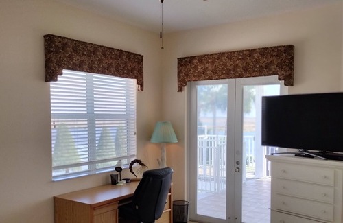 Old Homosassa House | 3 br 2 bath waterfront with dock, trailer parking and RV parking no hookups.