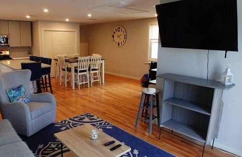 North End Apartment | 3 BR/3 BA/Modern/Walk to beach/town/Priv Terr