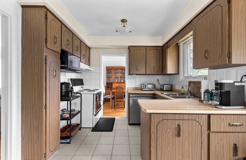 Clarkson-Lorne Park Hotel | 3 BR House - Large Backyard w Patio - Beautiful Neighbourhood with Large Trees