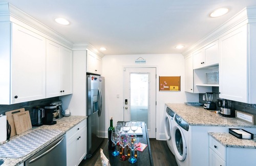 Asbury Park House | 3-BR house walk to beach, shopping, bars, NYC train. 6-beach passes & 4-bikes.