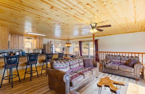 Gardiner House | 3 br house with hot tub by Yellowstone