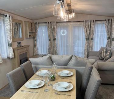 Colchester Resort | 3 BR - Luxury Family Home Near The Beach