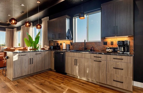 Kanab Villa | 3 br Villa in Kanab with Game Room, Hot Tub, Dinosaurs & VIEWS!