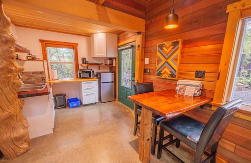 Ucluelet Cabin | #3 CABIN COUPLES KING BED HOTTUB BEACH