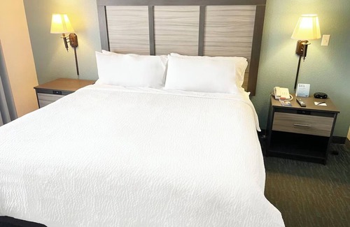 West Kissimmee Hotel | 3 Family-Friendly Suite Close to Parks with Free Breakfast & Outdoor Pool