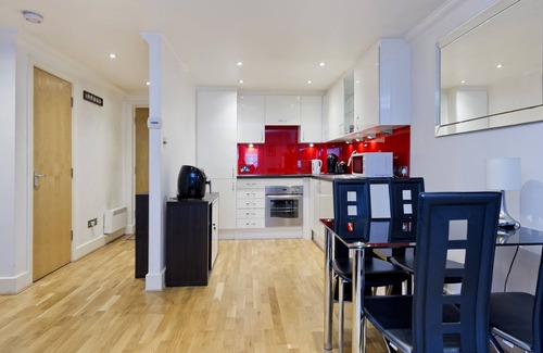 Chelsea House | 3, Gallery Court · 1 Bed Chelsea Flat + Communal Terrace