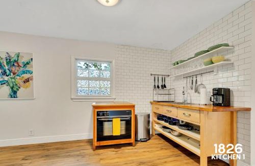 Little Havana House | 3 Home 12 bedroom compound with Pool and BBQ sleeps 24