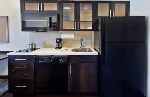 Clearwater Hotel | 3 Large Suites with Kitchens! Perfect for Family Getaway! Outdoor Pool & Parking