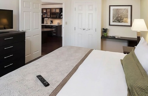 Clearwater Hotel | 3 Large Suites with Kitchens! Perfect for Family Getaway! Outdoor Pool & Parking
