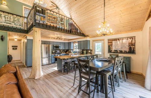 Bryson City Ski Chalet | 3 Little Bears! Backs up to GSMNP! Creek, Spacious