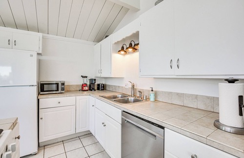 Middletown Condo | 3 Mi to Balboa Park: Water-View Condo w/Balcony