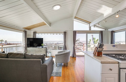 Middletown Condo | 3 Mi to Balboa Park: Water-View Condo w/Balcony