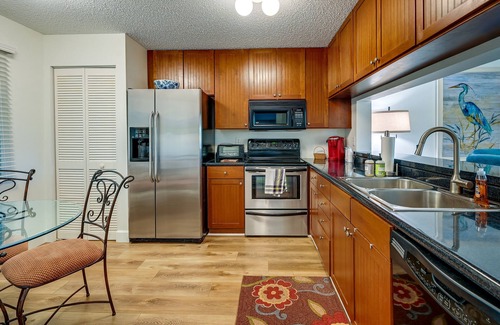 Naples Condo | 3 Mi to Beaches: Naples Condo w/Pool Access!