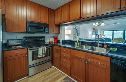 Naples Condo | 3 Mi to Beaches: Naples Condo w/Pool Access!
