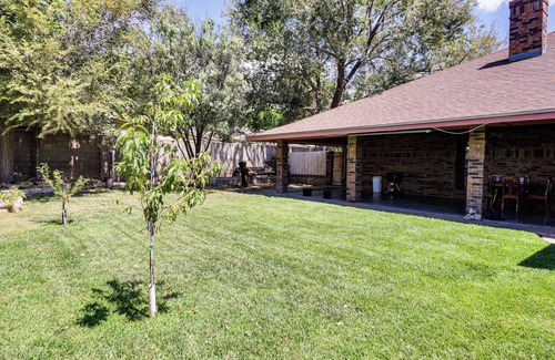Roswell House | 3 Mi to Downtown Roswell: Home w/Patio + Yard