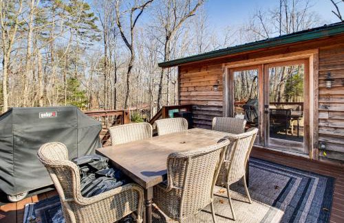 Ellijay House | 3 Mi to Dtwn Ellijay Tree-Lined Cabin with Deck!