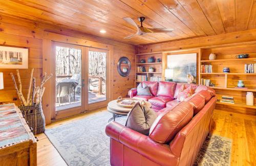Ellijay House | 3 Mi to Dtwn Ellijay Tree-Lined Cabin with Deck!