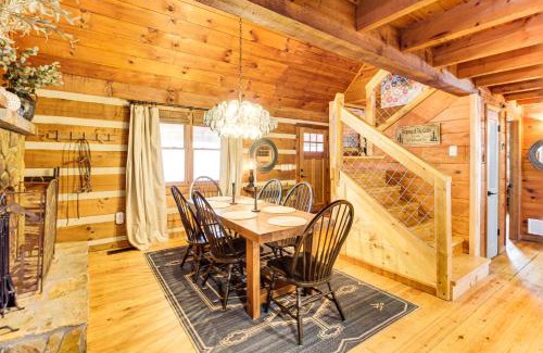 Ellijay House | 3 Mi to Dtwn Ellijay Tree-Lined Cabin with Deck!