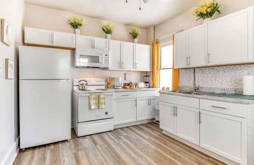 Indianapolis House | 3 Mi to Dtwn Indy: Pet-Friendly Home w/Backyard!