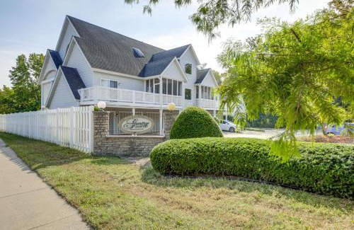 Bloomington Apartment | 3 Mi to IU Dog-Friendly Condo with Pool Access!