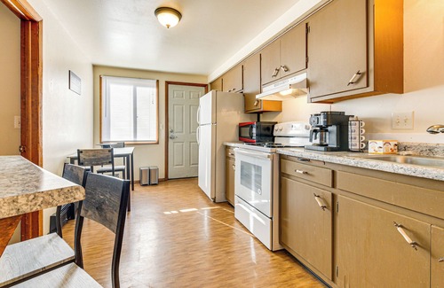 Green Bay House | 3 Mi to Lambeau Field: Ideally Located Townhome!