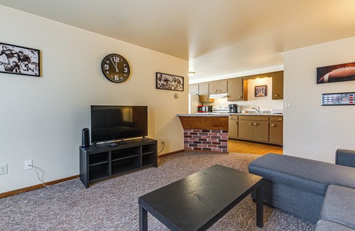 Green Bay House | 3 Mi to Lambeau Field: Ideally Located Townhome!