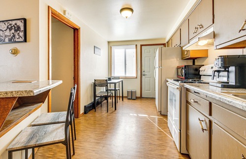 Green Bay House | 3 Mi to Lambeau Field: Ideally Located Townhome!