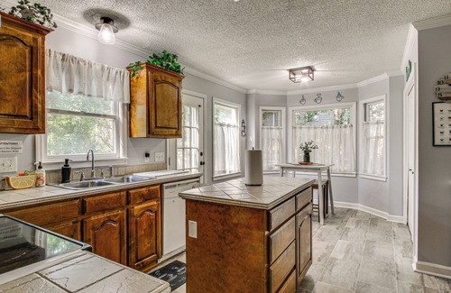 Lexington House | 3 Mi to Marina: Quiet Getaway w/Deck in Lexington