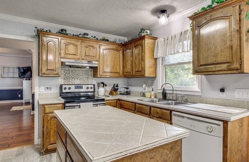 Lexington House | 3 Mi to Marina: Quiet Getaway w/Deck in Lexington