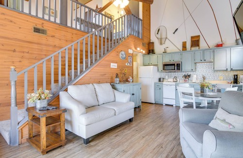 Table Rock House | 3 Mi to Moonshine Beach: Home w/Deck & Yard