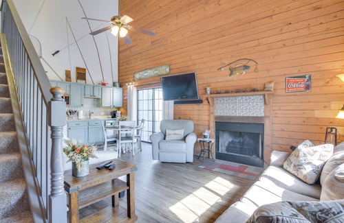Table Rock House | 3 Mi to Moonshine Beach: Home w/Deck & Yard