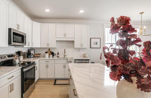 Oxford House | 3 Mi to Ole Miss, New Build Inviting Townhome!