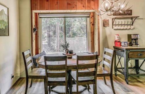 Sierra Cedars Cabin | 3 Mi to Shaver Lake: Cozy 'Bears Hideaway' Cabin!